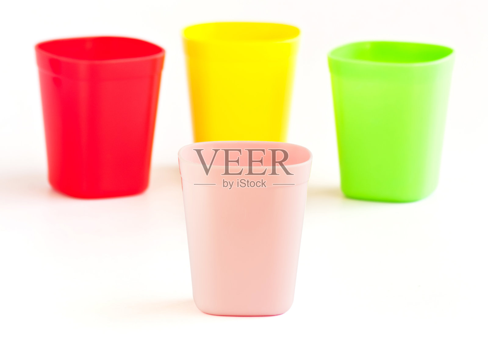 四個(gè)塑料杯照片攝影