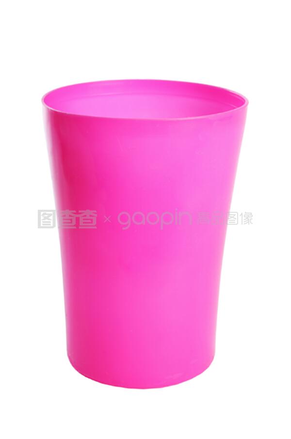 在白色背景下分離的塑料杯
