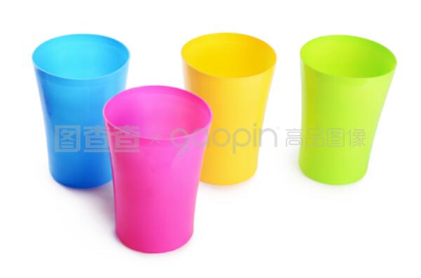在白色背景下分離的塑料杯